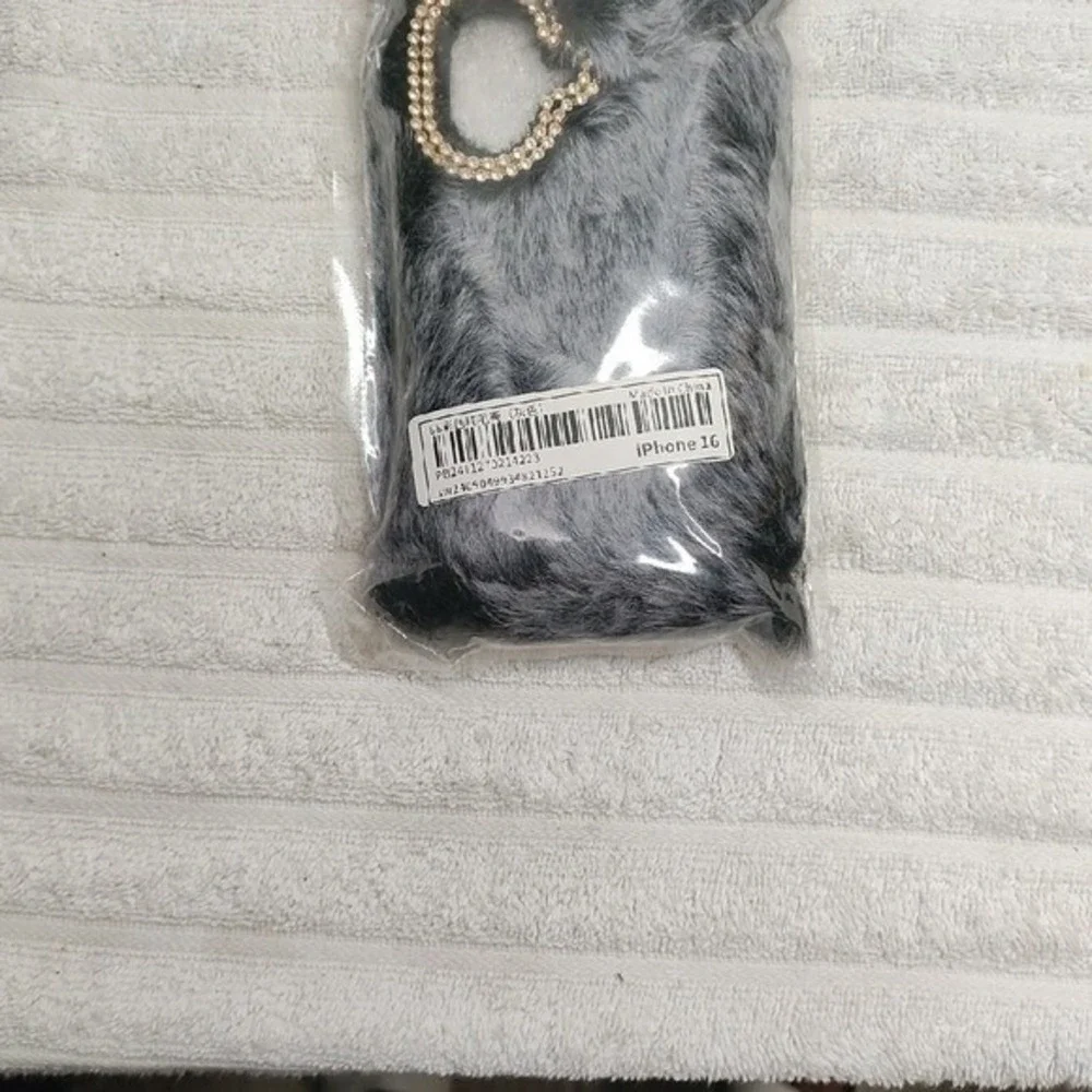 Elegant Gray Faux Fur Phone Case with Gold Heart Accent‎
